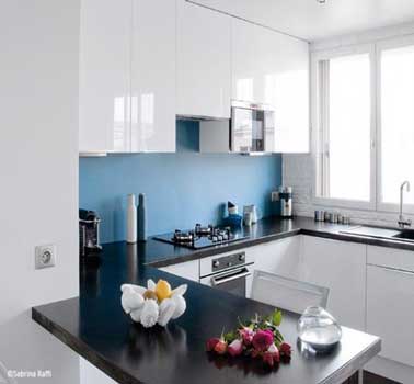 Miser sur une couleur déco pour agrandir une cuisine. Et la crédence cuisine est le bon support. Dans cette cuisine blanche, la peinture bleu posée en crédence augmente l’impression de profondeur