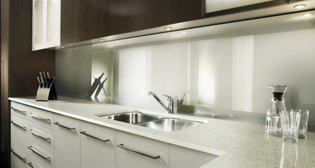 En verre, inox, carrelage ou peinture, la crédence de cuisine se choisit autant pour le côté déco qu'elle apporte à la cuisine que pour la protection des murs. Pour choisir la bonne crédence, tout ce qu'il faut savoir sur les matériaux