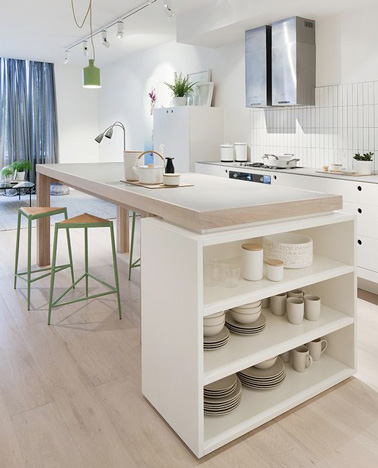 Un îlot central ultra tendance à réaliser soi-même avec une commode ouverte et un grand plan de travail en chêne pour une cuisine blanche conviviale et pratique 