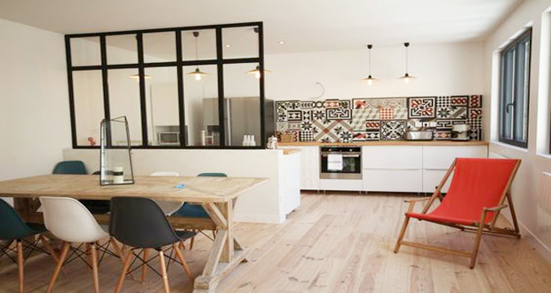 Cuisine ouverte délimitée par une verrière ou un îlot bar Salle décor Verriere manger à