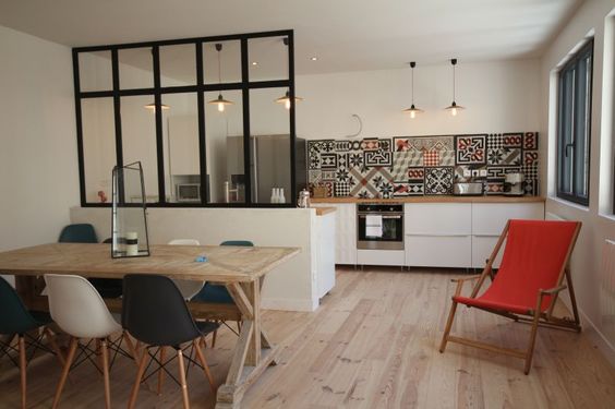 Cuisine ouverte délimitée par une verrière ou un îlot bar Deco cuisine avec table intégrée