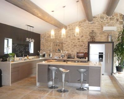 Cuisine ouverte délimitée par une verrière ou un îlot bar Deco cuisine avec table intégrée