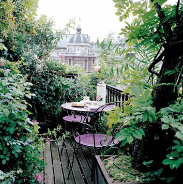 Une déco idéale si vous souhaitez aménager un balcon romantique à l'abris des regards grâce à des nombreuses plantes pour partager des repas en toute tranquillité 