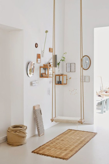 L'originalité est au rendez-vous dans l'entrée de cette maison avec une balançoire suspendue au milieu de la pièce ! Une déco charmante aux couleurs naturelles 