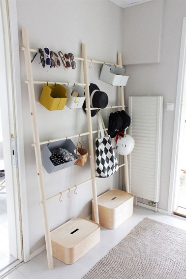 Fabriquez une échelle de rangement pratique et déco pour votre entrée afin de ranger vos affaires ! Une idée déco facile à réaliser pour une entrée qui a du style