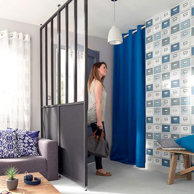 La cloison amovible c'est la solution tendance pour délimiter les espaces ! Voilà un petit hall d'entrée bleu roi ultra déco séparé du salon par une cloison amovible 