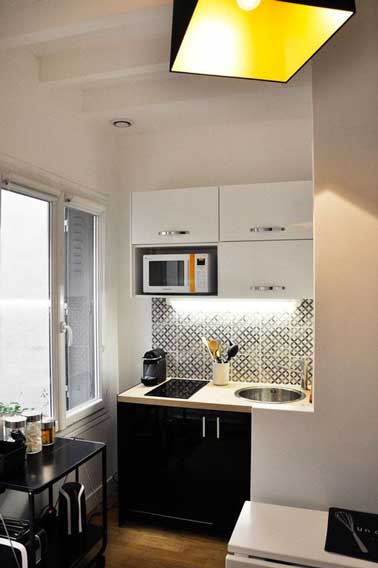 Pour optimiser l'ambiance déco d'une petite cuisine, mettre les couleurs en contraste a pour effet de l'agrandir. par exemple, des meubles noir et blanc avec une crédence adhésive en inox brillant et une touche de jaune