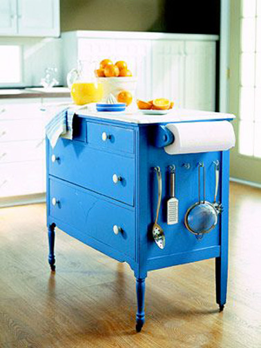 Détourner une vieille commode en îlot de cuisine, une idée pas chère à faire soi-même pour aménager sa cuisine de façon tendance et obtenir plus de rangements ! 