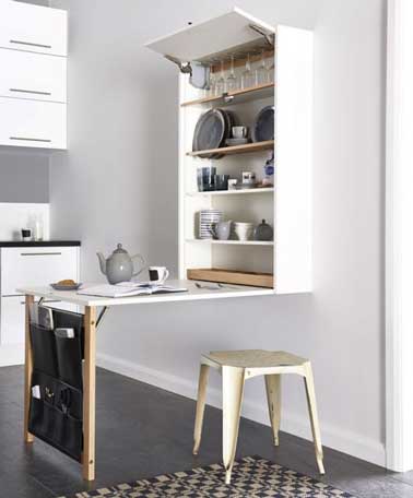  Un meuble de cuisine qui combine table escamotable et vaisselier à faire un bloc meuble, un plateau stratifié et un tréteau de récup. Une bonne astuce déco pour aménager une petite cuisine