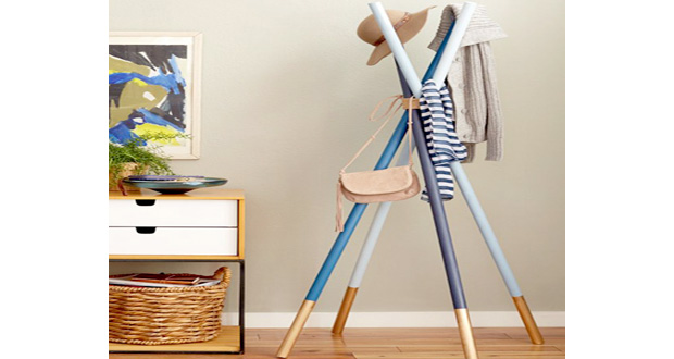 Un DIY facile à réaliser sans outils pour installer un porte manteau design et hyper déco dans le hall d'entrée pou ranger vestes, manteaux et chapeaux avec style