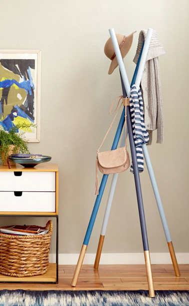 Faire un porte manteau design avec de la récup en voilà une idée originale ! Pour une déco scandinave de votre entrée, réalisez ce porte manteaux grâce à ce DIY, ultra facile et maxi déco.