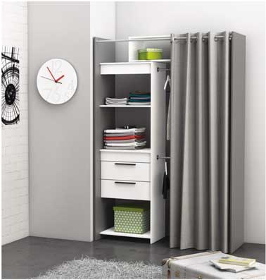 Dressing en panneaux de particules recouvert de papier décor coloris gris et blanc. Rideau en coton gris. Penderie extensible de 112,2 cm à 168 cm. dimension totale du dressing : L. 112,2 à 168 X P. 50,1 X H. 208,7 cm But.