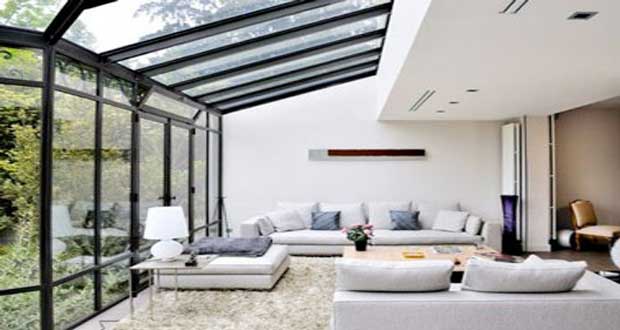 L'extension maison, le moyen d'agrandir sa maison sans en changer. Extension bois, verrière ou véranda pour un agrandissement de maison créant une ou deux pièces supplémentaires.