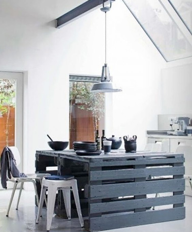 Avec trois palettes bois et un grand plan de travail en verre, réalisez facilement un îlot central spacieux et pratique dans une grande cuisine familiale. 