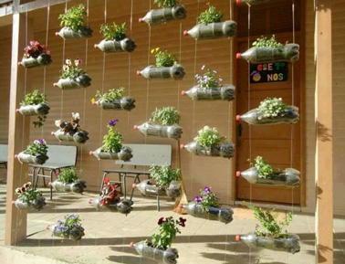 Un jardin suspendu charmant et original pour décorer votre extérieur ! Réalisez ce jolie jardin suspendu avec des bouteilles de récup pour un rendu hyper déco et unique 