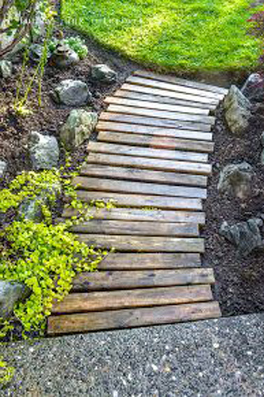 Pour faire une allée de jardin déco sans vous casser la tête, rien de mieux que de démonter une palette et d'utiliser les traverse ! Une bonne idée déco pour pas cher 