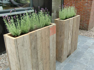 Utiliser des palettes bois pour faire une jardinière c'est futé ! Une déco de jardin embellie en un rien de temps et de belles jardinières pour planter fleurs et plantes 