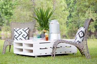 Une déco à l'ambiance exotique dans le jardin avec une table basse en palette et ses chaises en rotin ! Une idée d'aménagement facile à réaliser pour les beaux jours 