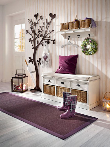 Voilà des touches de couleur prune pour la déco de cette entrée où les rangements ne manquent pas, une ambiance accueillante assurée et un porte manteau rigolo !