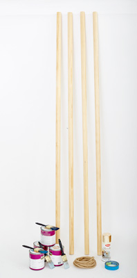 Pour réaliser un porte manteau original et hyper déco c'est pas sorcier. Des baguettes de bois rondes, un peu de peinture, de la corde naturelle et le tour est joué !