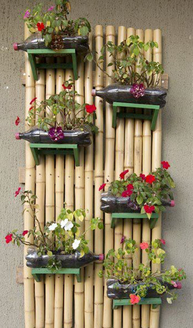 Voilà une bonne idée pour parfaire la déco extérieur ! Réalisez un mur végétal en bambou grâce à des bouteilles en plastique de récup, idéal pour le jardin ou la terrasse !
