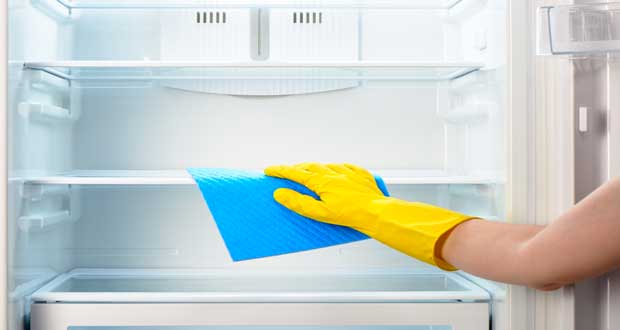 Pour nettoyer son frigo les produits de nos grands-mères sont de mise : vinaigre blanc, bicarbonate, citron pour un nettoyage naturel et efficace du frigidaire