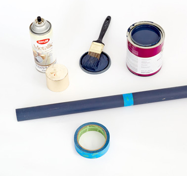 Peignez les quatre baguettes en bois avec de la peinture aux couleurs de votre choix afin de réaliser un porte manteau chic et élégant pour la déco de l'entrée. 