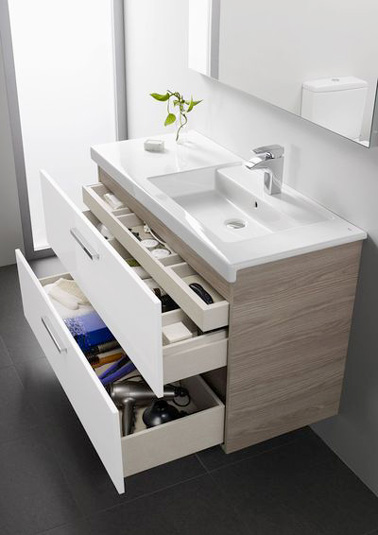 Dans la salle de bain, installer un meuble vasque moderne et ergonomique c'est pratique pour gagner de la place! Des petits tiroirs de rangements accueillent produits de toilette et serviettes 