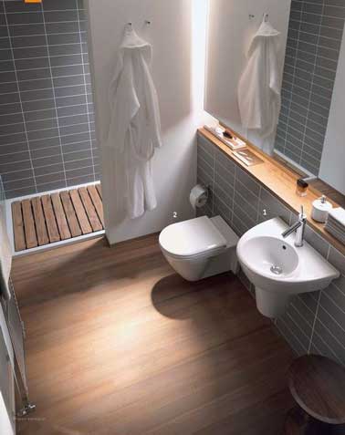 Pour optimiser l'espace dans une petite salle de bain, miser sur un carrelage gris en mural avec une peinture blanche et un parquet en teck pour un résultat déco au top