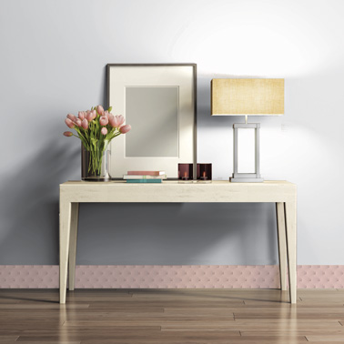 Les plinthes PVC de couleur beige rosé sur le mur gris font écho au bouquet de fleurs posé sur la table. Un choix judicieux pour une déco salon très chic et sobre