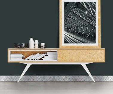 Dans un salon design, poser des plinthes PVC à l'effet métallique c'est top pour habiller les murs et donner du style à la pièce ! Voilà une déco design assurée dans le salon 