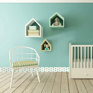 Des plinthes PVC et son motif à triangles pour une chambre de bébé aux murs vert d'eau et au parquet blanchi. Une bonne idée déco pour une chambre originale aux teintes douces 