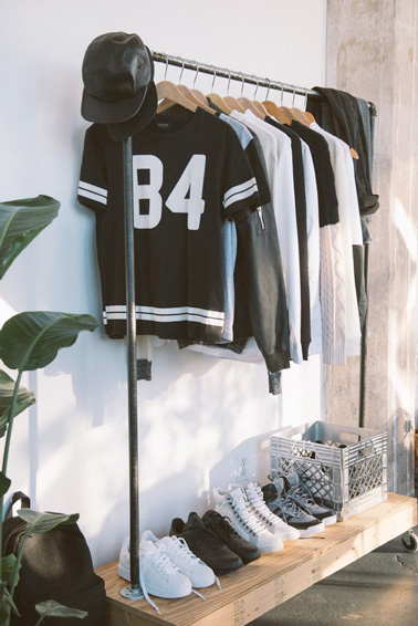 Un portant à vêtements aux rangements multipliés, très pratique si vous ne disposez pas d'armoire. Une idée qui a du style etfacile à réaliser avec pas grand chose 