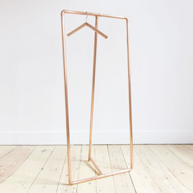 Assemblez judicieusement des barres de cuivres afin d'obtenir un portant à vêtements design qui vous permettra de ranger vos affaires et qui trouvera parfaitement sa place dans la déco chambre 