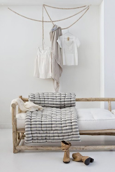 Des perles ont envahi le plafond avec ce porte vêtement très original et très déco. Une astuce rangement facile à réaliser pour suspendre vos habits avec élégance