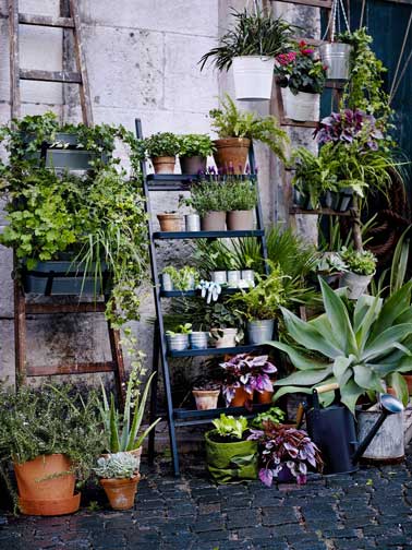 Pour fleurir son balcon avec une touche déco, échelle métallisée pour une dizaine de pots de fleurs à poser sur mur du balcon, jardinières suspendues SALLADSKÅL piédestal extérieur 49 € jardinière avec support intérieur/extérieur 14,95 € plusieurs coloris SOCKER Ikea.