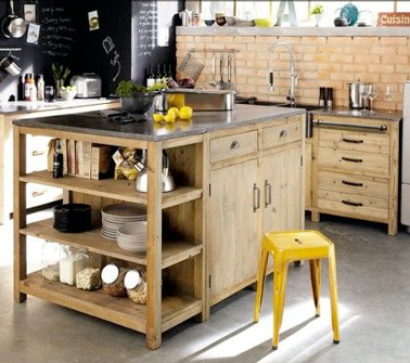 Assembler deux meubles et y fixer un plan de travail, en voilà une idée originale pour fabriquer un îlot de cuisine unique et qui ne manque pas de rangements 