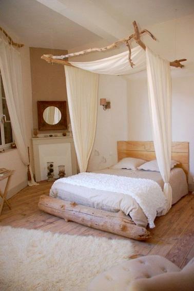 Quand la nature s'invite dans la déco chambre , voilà ce que ça donne ! Un ciel de lit suspendu à des branches de bois flotté pour une déco unique et originale dans la chambre 
