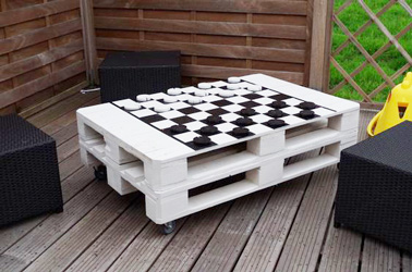 Faire une table basse en palettes bois, c'est très simple. Et quand elle est déco c'est mieux. Voilà une table basse pour un extérieur chaleureux qui invite à jouer ! 