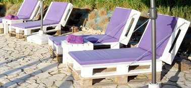 Des transats en palette pour l'aménagement de la piscine 