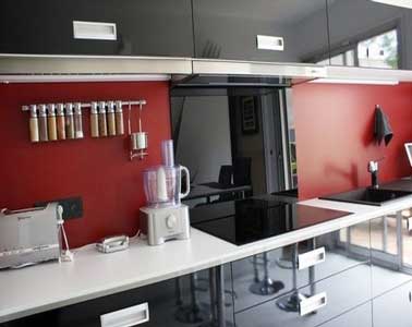 une peinture rouge en crédence cuisine Une tonique peinture rouge en crédence avec une cuisine noire, ça fonctionne bien !