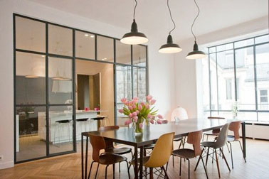 Un espace qui ne manque pas de classe et qui paraît doublé grâce à l'aménagement d'une verrière d'intérieur séparant la cuisine design d'un grand salon moderne !
