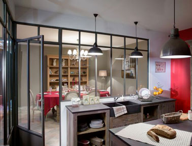 Ambiance atelier pour cette cuisine verrière donnant sur la salle à manger ! Une verrière d'intérieure idéale pour agrandir l'espace et donner du style à la déco 