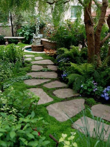 Un pas japonais fait avec des pierres de différentes formes, sous une ombrage propice à un doux repos, qui mène vers une fontaine, vers un espace tranquille.