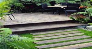 Des palettes pour faire une allée de jardin, une façon de mettre le bois au coeur du jardin. Droite, ou sinueuse, des idées d'allées de jardin à réaliser avec des palettes bois