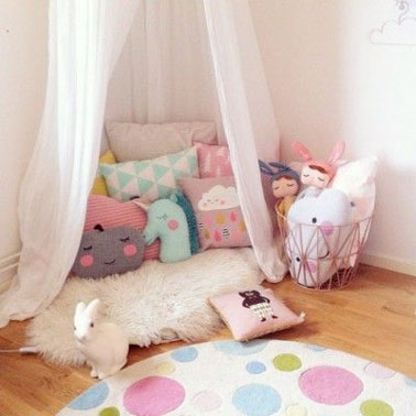Pour les petits moments de fatigue, aménager un coin détente dans la salle de jeux enfant c'est une bonne idée. Ici, mademoiselle est ravie du coin spécial princesse 
