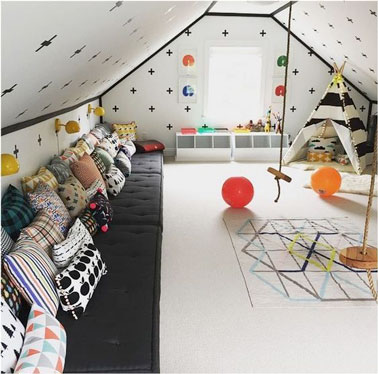 Une salle de jeux idéale pour que les enfants puissent s'amuser en tout tranquillité et avec beaucoup d'espace. Une déco fun pour une salle de jeux de rêve dans le grenier