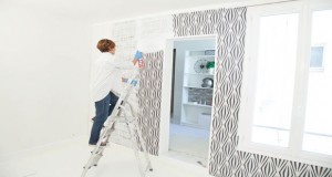 Voilà une astuce topissime pour décoller le papier peint des murs rapidement et sans décolleuse ! Pratique pour refaire la déco facilement sans se casser la tête