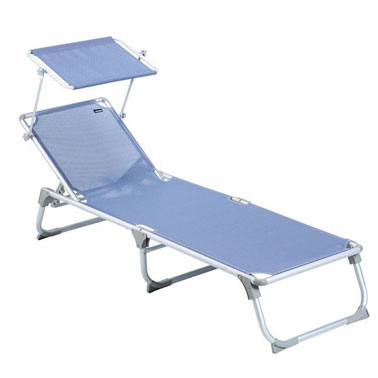 Au bord de la piscine, le transat nous assure des heures de bronzette les doigts de pieds en éventail ! Maxi déco dans le jardin et pare-soleil pour lire un livre tranquillement 