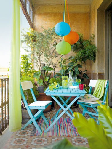 Convivial le balcon avec une déco colorée dominé par le vert et le bleu turquoise ! Des plantes et un aménagement pimpant pour un balcon invitant au farniente 